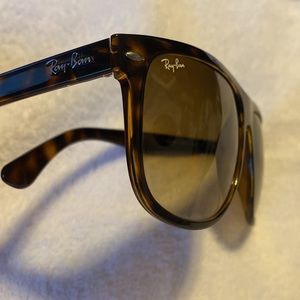 Rayban 4147 tortoise ombré lens. No case.